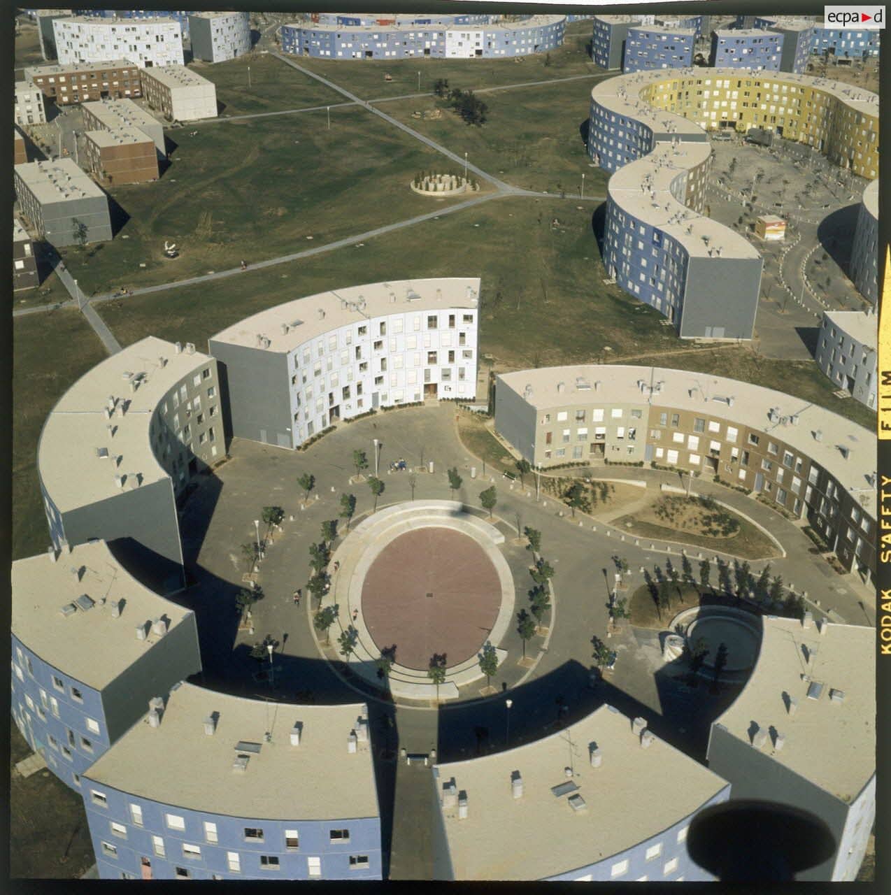 Nom : Grigny (91). Vue générale des nouveaux ensembles de la Grande Borne. Crédits : © Collections La Documentation française/Interphotothèque/Photo : Inconnu/ECPAD/Défense Nom : Grigny (91). Vue générale des nouveaux ensembles de la Grande Borne. Crédits : © Collections La Documentation française/Interphotothèque/Photo : Inconnu/ECPAD/Défense